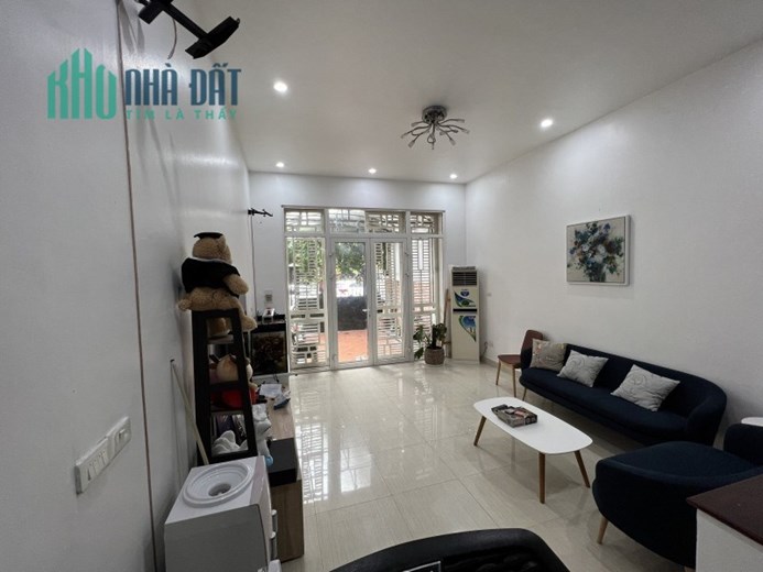 NHÀ ĐẸP HIẾM PHỐ NGUYỄN VĂN CỪ - SÂN CHƠI TRƯỚC NHÀ - VIEW VƯỜN HOA NHỎ - NGAY CẠNH LÀ HỒ ĐIỀU HÒA
