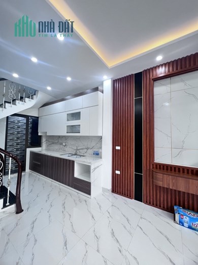 Bán Gấp Nhà Đường Kim Mã Full nội thất 40m2 5tầng MT 4m hơn 5 tỷ.