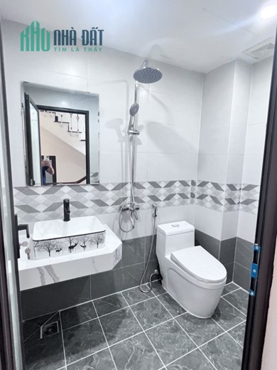 Bán Gấp Nhà Đường Kim Mã Full nội thất 40m2 5tầng MT 4m hơn 5 tỷ.