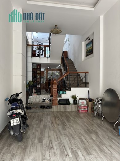 Nguyên Hồng- xe hơi tránh nhau- Con đường sạch sẽ thoáng mát trong lành