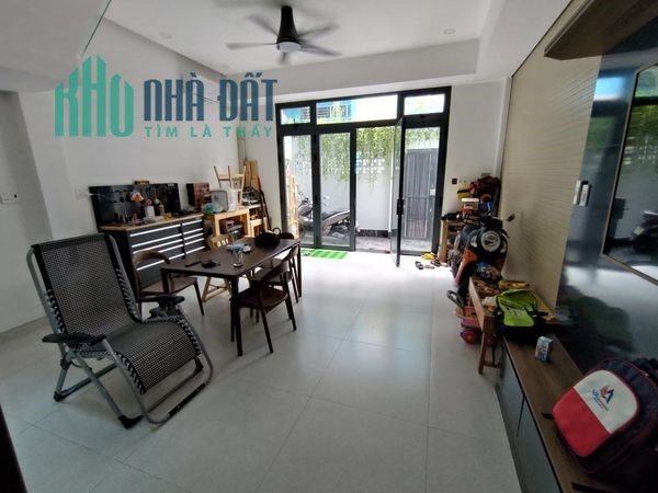 130M2 4 PN TẶNG HẾT NỘI THẤT XỊN GIÁ CỰC TỐT 3 TẦNG XE HƠI ĐẬU TRONG NHÀ,