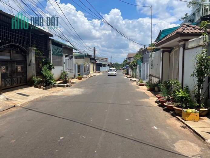 Bán đất tặng nhà cấp 4, 2 phòng ngủ, 1 khách, 1 bếp, 1 tolet