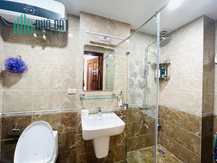 Bán nhà Lạc Long Quân, Tây Hồ. 70mx8 MT5.3m; giá 25 tỷ 5