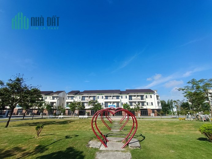 Shophouse 3 tầng view công viên giá CĐT