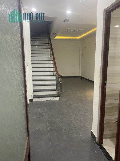 Cho thuê nhà 3 tầng lầu, mặt tiền đường Hồ Biểu Chánh giá 42 triệu
