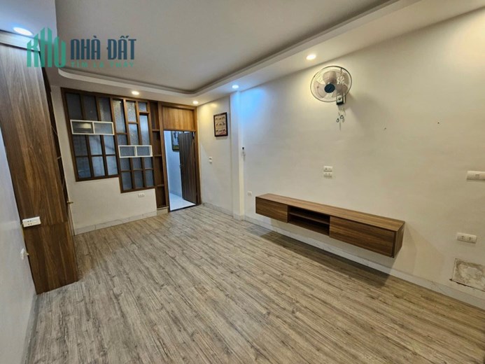 Bán Nhà Ngõ 135 Bồ Đề 38m2 x 5 tầng, 6 phòng ngủ đầy đủ công năng, tặng nội thất cơ bản, nhà mới ở