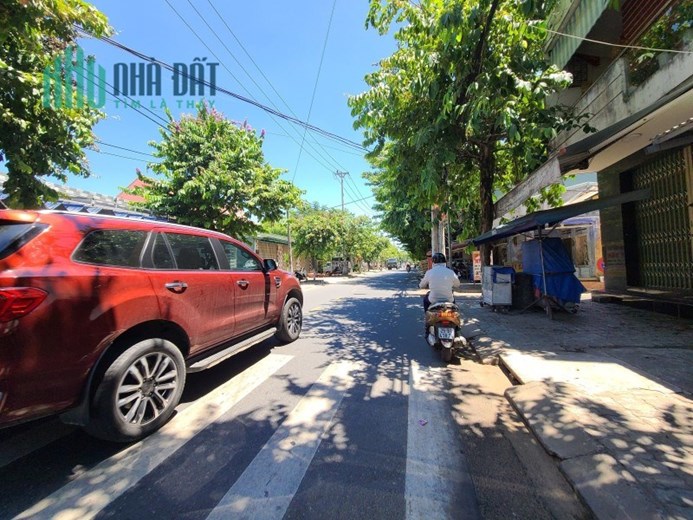 ►Nhà Mặt Tiền Tôn Đản, 132m2, mới xây 2 năm, đang KD