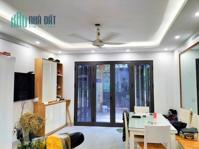 Bán gấp nhà phố Lạc Long Quân lô góc KD 40m 6Tg MT 4,5m hơn 5 tỷ LHCC.
