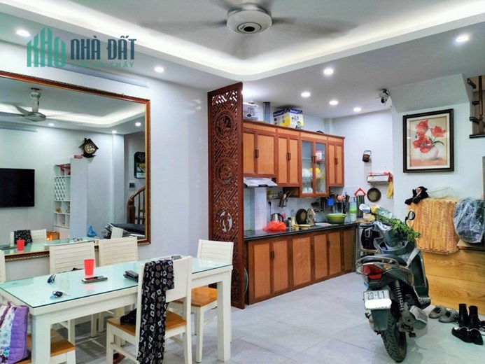 Bán gấp nhà phố Lạc Long Quân lô góc KD 40m 6Tg MT 4,5m hơn 5 tỷ LHCC.