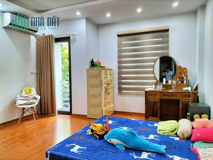 Bán gấp nhà phố Lạc Long Quân lô góc KD 40m 6Tg MT 4,5m hơn 5 tỷ LHCC.