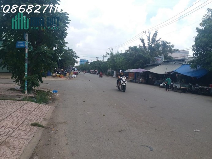 Bán Nhà Hóc Môn, Ngay Chợ Đầu Mối, Mặt Tiền Đường 20M, 144M2, Ngang 6M, Hơn 9 Tỷ.