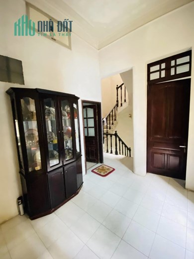 Bán nhà ngõ vip phố Hoàng Cầu, lô góc, ô tô tránh, dân trí cao.
