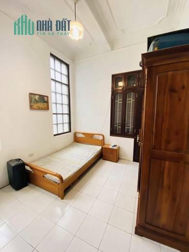 Bán nhà ngõ vip phố Hoàng Cầu, lô góc, ô tô tránh, dân trí cao.