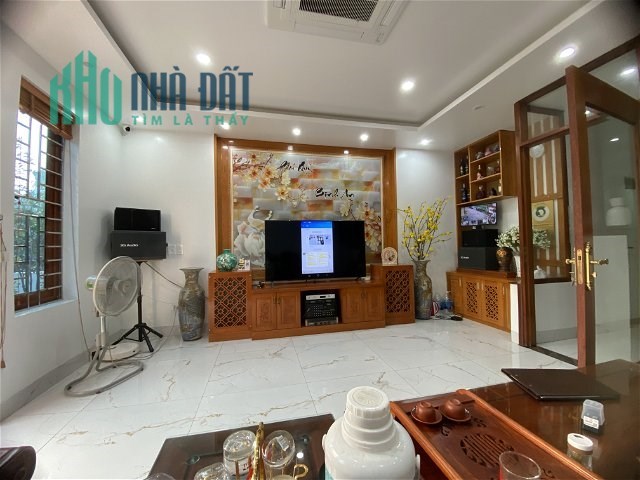 Bán nhà Lạc Long Quân oto- ngõ thông view hồ tây 62m 6tầng 10.8 tỷ