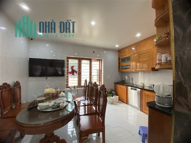 Bán nhà Lạc Long Quân oto- ngõ thông view hồ tây 62m 6tầng 10.8 tỷ