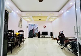 Bán nhà trung tâm phố Hồ Sen ngõ nông, 48m 2 tầng GIÁ 1.79 tỉ