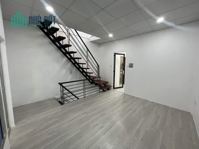 Nhà đẹp Bến Vân Đồn Q4 Ngang 4.2 x 13 m- 

3 tấm- 3 phòng ngủ 3 wc- 60 triệu m-100 m Q1,Q5
