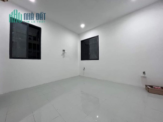 Nhà đẹp Bến Vân Đồn Q4 Ngang 4.2 x 13 m- 

3 tấm- 3 phòng ngủ 3 wc- 60 triệu m-100 m Q1,Q5