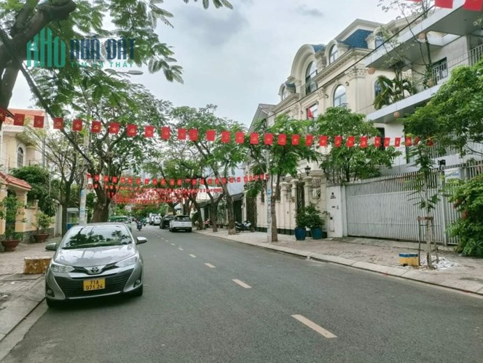 Biệt thự  Ngang 15x 16 m2 -3 tầng nội thất  gỗ quý, xung quanh 3 mặt 

có khoảng sân rộng trồng