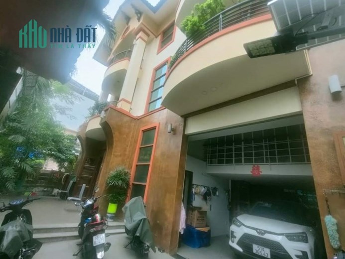 Biệt thự  Ngang 15x 16 m2 -3 tầng nội thất  gỗ quý, xung quanh 3 mặt 

có khoảng sân rộng trồng