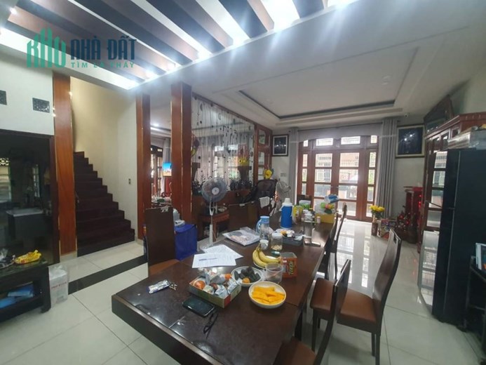 Biệt thự  Ngang 15x 16 m2 -3 tầng nội thất  gỗ quý, xung quanh 3 mặt 

có khoảng sân rộng trồng
