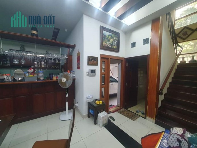 Biệt thự  Ngang 15x 16 m2 -3 tầng nội thất  gỗ quý, xung quanh 3 mặt 

có khoảng sân rộng trồng