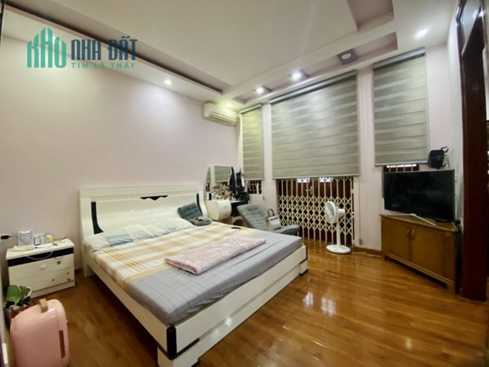 Bán biệt thự Mini phố Đình Đông, diện tích 80m 4 tầng sân cổng GIÁ 4.88 tỉ