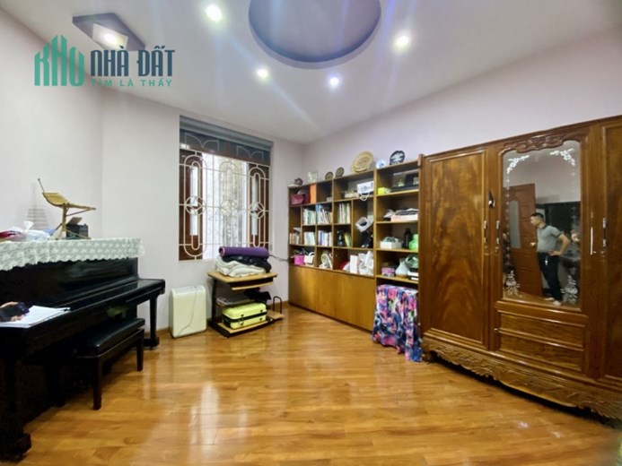 Bán biệt thự Mini phố Đình Đông, diện tích 80m 4 tầng sân cổng GIÁ 4.88 tỉ