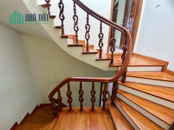 Bán biệt thự Mini phố Đình Đông, diện tích 80m 4 tầng sân cổng GIÁ 4.88 tỉ