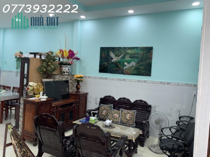Chính chủ càn Bán nhà Tân Bửu Bến Lức Long An, 98m2 giá 2.8 tỷ. Đã có sổ hồng riêng