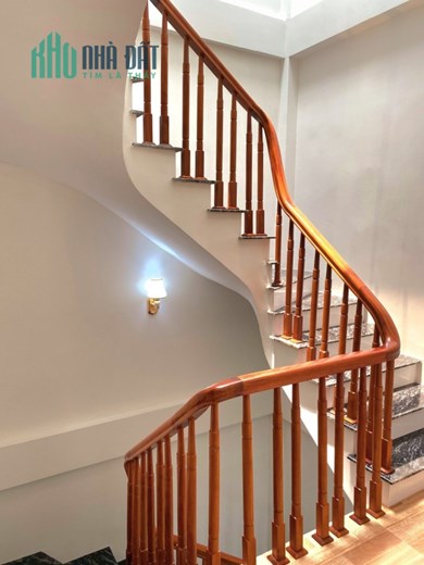Chủ cần tiền bán gấp nhà 5 tầng dt 32m, giá hơn 3 tỷ.