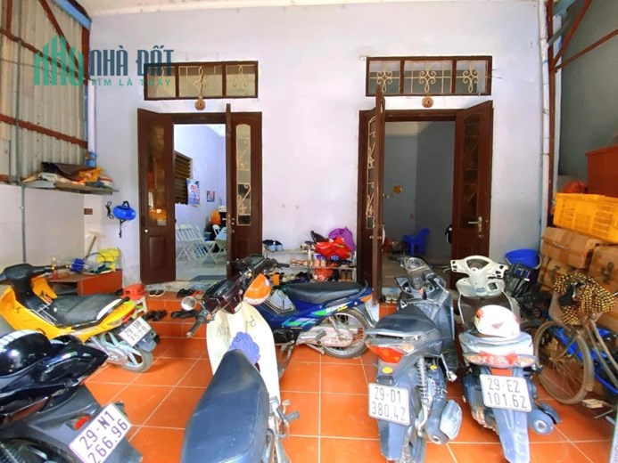 Bán Nhà Ngõ 690 Lạc Long Quân 114m2 x 3 tầng, khách mua về ở ngay hoặc đập đi xây căn 8-9 tầng