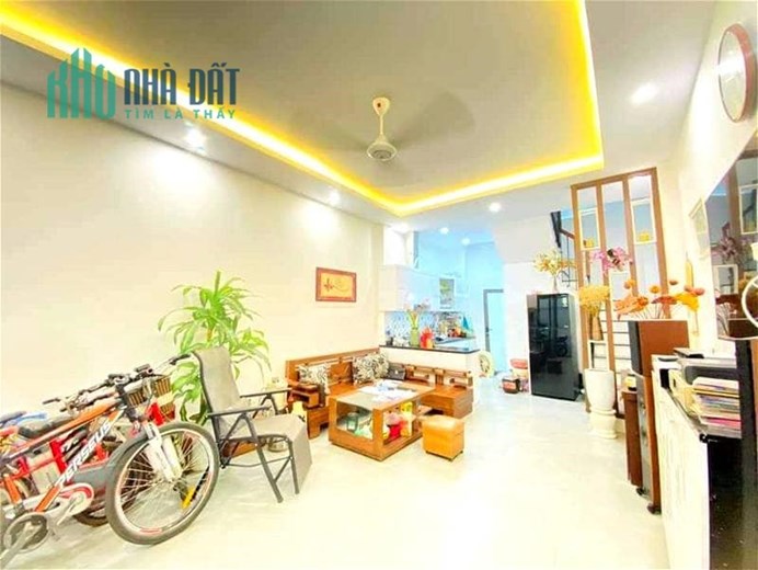 Bán nhà Hào Nam 42m2 x 5T, MT 4.2m giá 7,6 tỷ