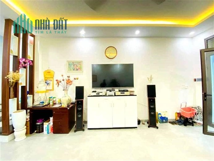 Bán nhà Hào Nam 42m2 x 5T, MT 4.2m giá 7,6 tỷ