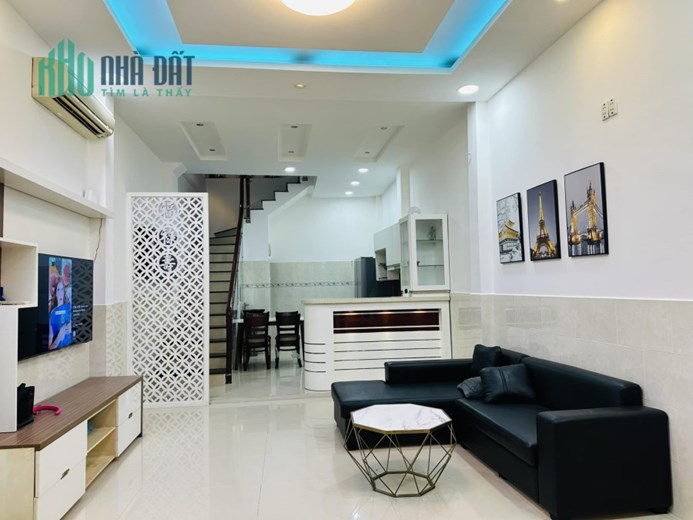NHÀ TRUNG QUẬN 6 - HẺM 1 TRỤC CÁCH 1 CĂN RA MẶT TIỀN ĐƯỜNG.