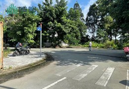 Lô góc 2 mặt tiền dự án xuất nhập khẩu phú hữu,DT 328m, giá tốt