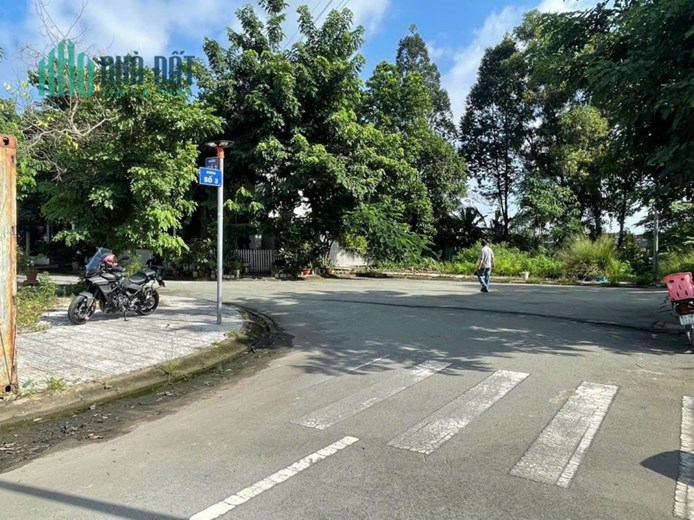Lô góc 2 mặt tiền dự án xuất nhập khẩu phú hữu,DT 328m, giá tốt
