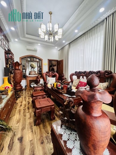 Biệt Thự Châu Âu tuyệt đẹp, giáp Quận 7,.hầm 
5 lầu chỉ 28 tỷ