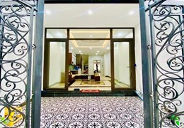 Bán nhà 5 Tầng Ngọc Lâm, Dt 45m, ô tô đỗ cửa, giá hơn 6 tỷ.