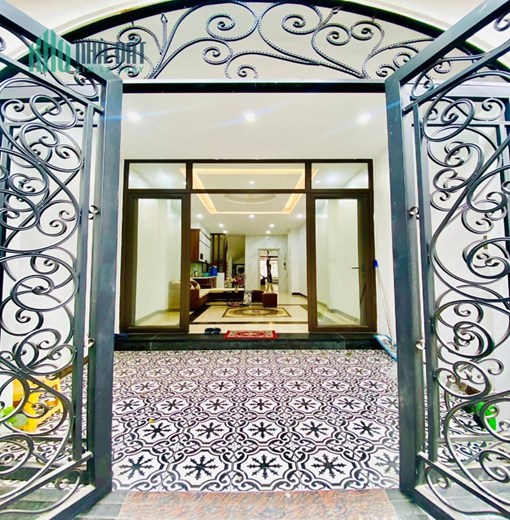 Bán nhà 5 Tầng Ngọc Lâm, Dt 45m, ô tô đỗ cửa, giá hơn 6 tỷ.