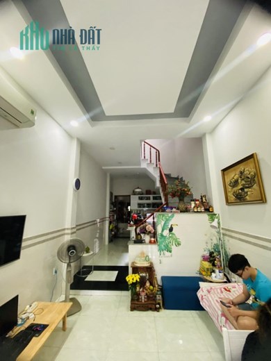 Bán nhà đường Nguyễn Sĩ Sách p15 đối diện chợ Tân Trụ gần 70m2 đất nhâ đúc 3 tấm đẹp như mới.