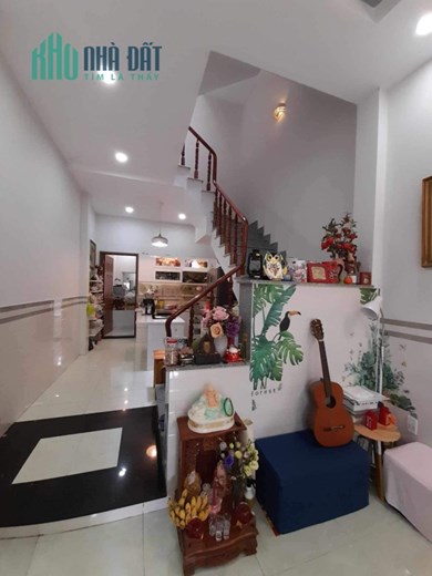 Bán nhà đường Nguyễn Sĩ Sách p15 đối diện chợ Tân Trụ gần 70m2 đất nhâ đúc 3 tấm đẹp như mới.