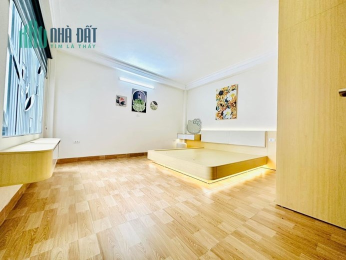 NHÀ MỚi KÍNH KOONG - 6 TẦNG FULL CÔNG NĂNG - FULL NỘI THẤT
Phố Trạm  4.15 tỷ 6 tầng mới sợ