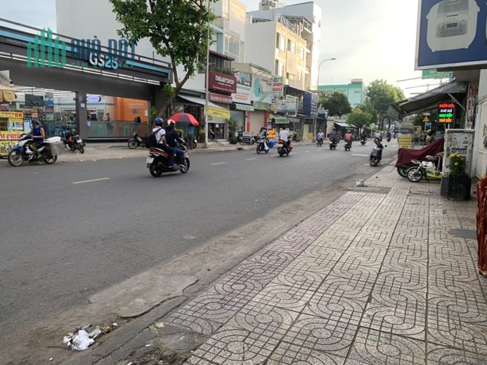 Bán nhà Mặt tiền Lạc Long Quân, ngay chợ Vải Tân Bình, DT: 4.7x27m, 3 Tầng cũ, 24.8 tỷ