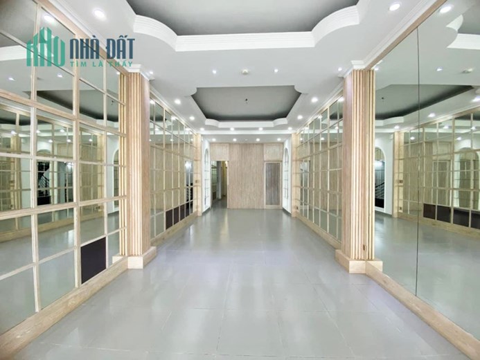 Cho Thuê Nhà Mặt Tiền Đẹp - Quận 3 - Vị Trí Đắc Địa, DT: 180 m2, 5 tầng, chỉ với 135 triệu.