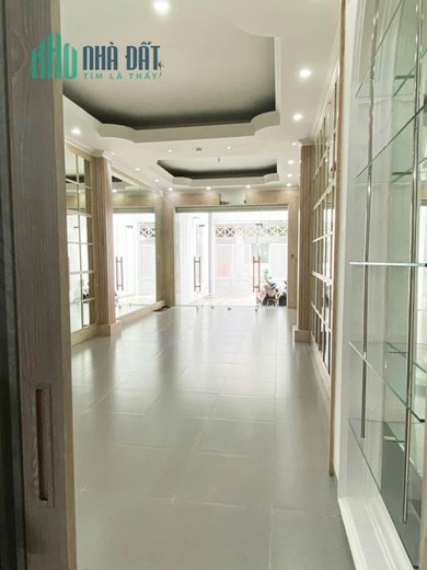 Cho Thuê Nhà Mặt Tiền Đẹp - Quận 3 - Vị Trí Đắc Địa, DT: 180 m2, 5 tầng, chỉ với 135 triệu.