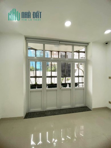Cho Thuê Nhà Mặt Tiền Đẹp - Quận 3 - Vị Trí Đắc Địa, DT: 180 m2, 5 tầng, chỉ với 135 triệu.