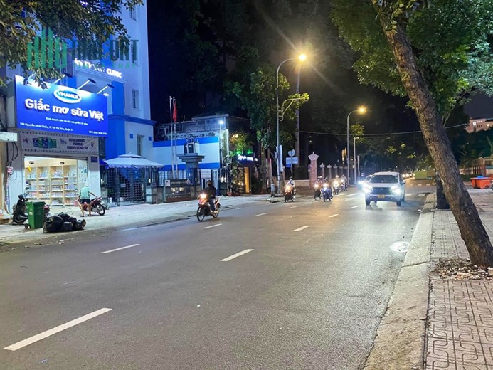 Cho Thuê Nhà Mặt Tiền Đẹp - Quận 3 - Vị Trí Đắc Địa, DT: 180 m2, 5 tầng, chỉ với 135 triệu.