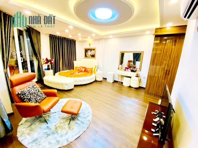 CUNG ĐIỆN 2 MT, LÂM VĂN BỀN Q7, 252.27m2 SỬ DỤNG, NHỈNH 13T