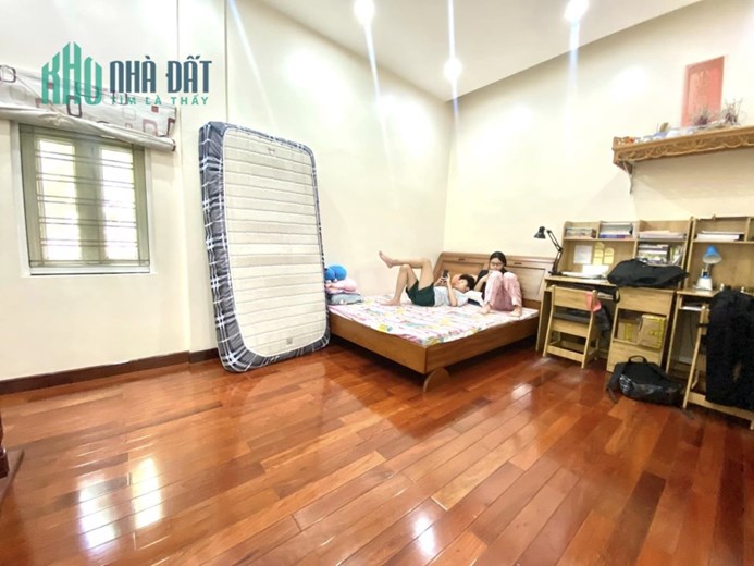 ĐẸP !! Bán nhà Nguyễn Ngọc Vũ 43mx5T 30m ra phố thoáng gần oto hơn 4 ty Cầu Giấy